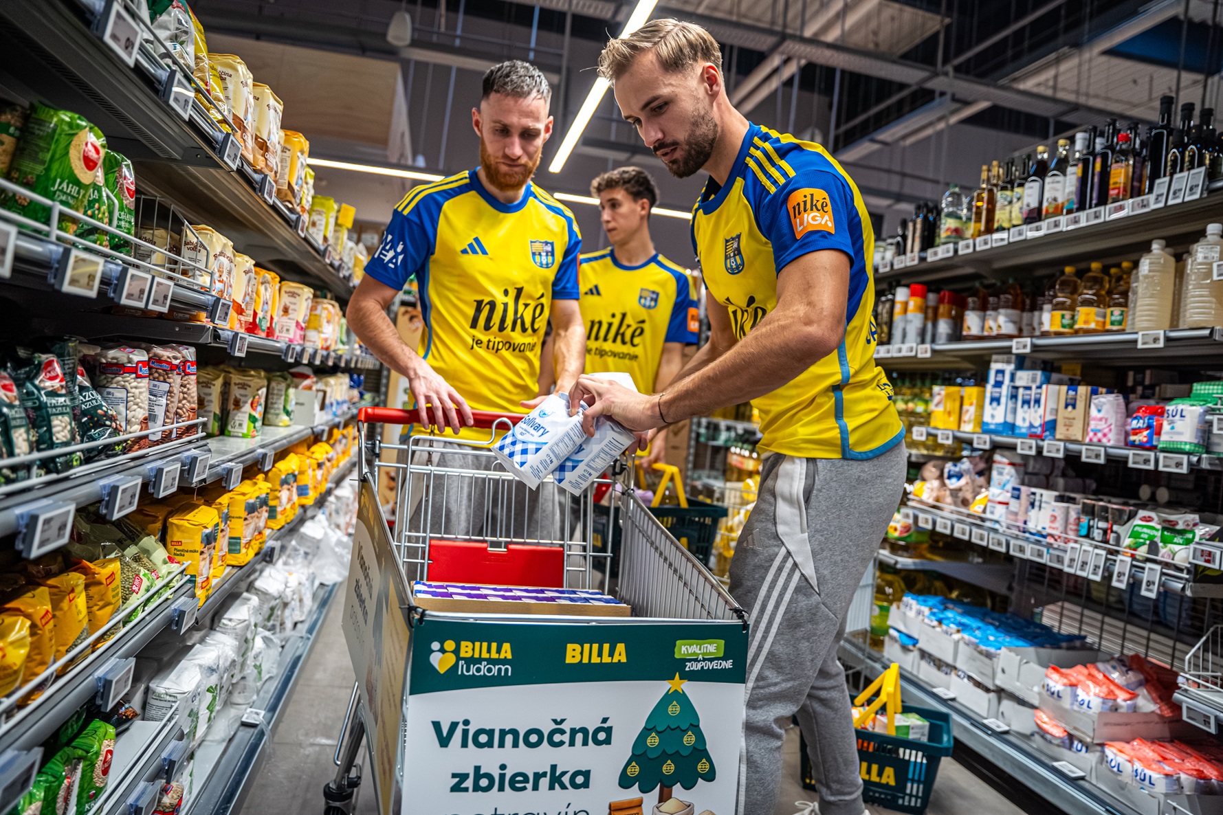 Futbalisti FC Košice na nákupe potravín v BILLA   Foto: BILLA