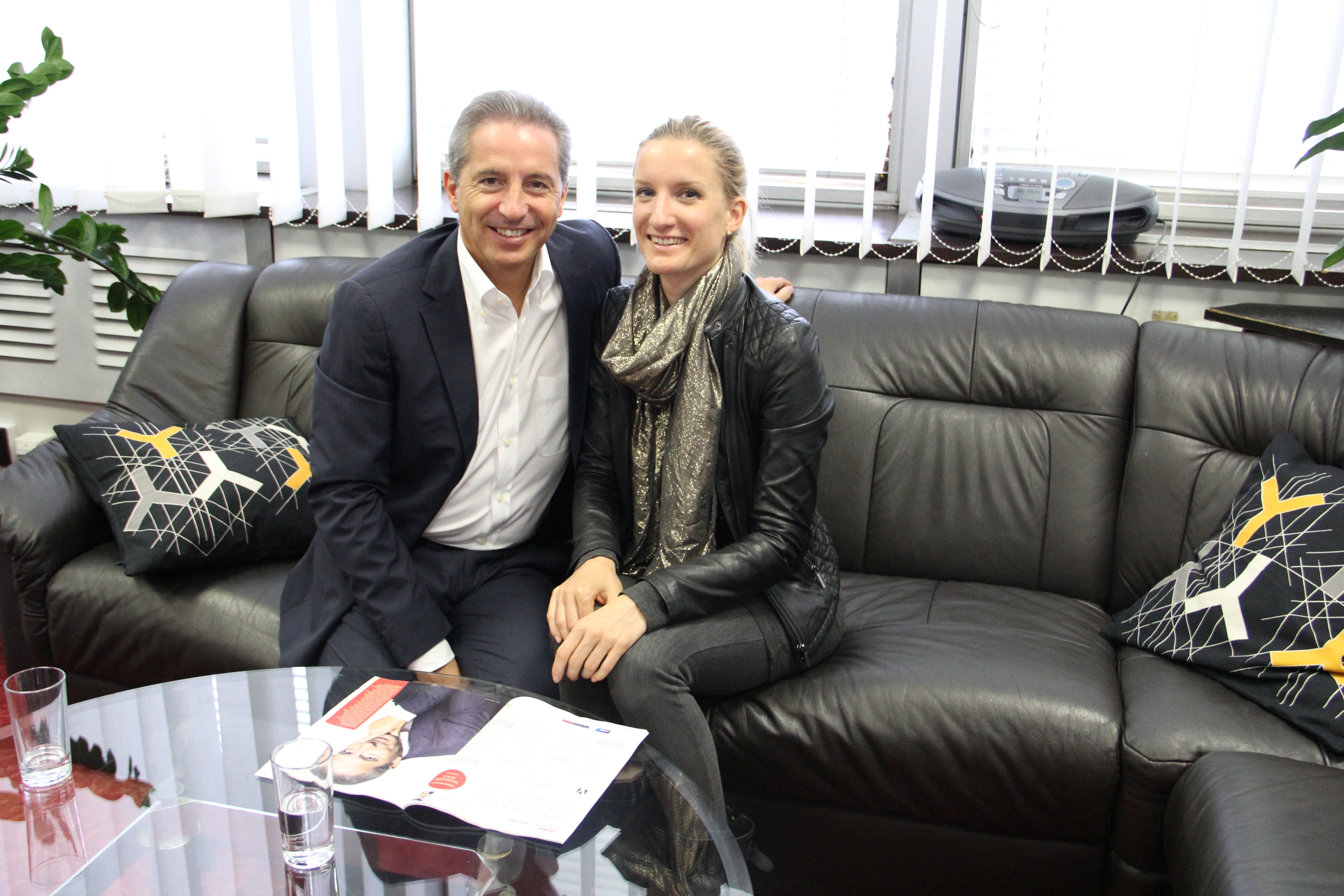 Mika s Banášovou pri podpise zmluvy. Foto: RTVS