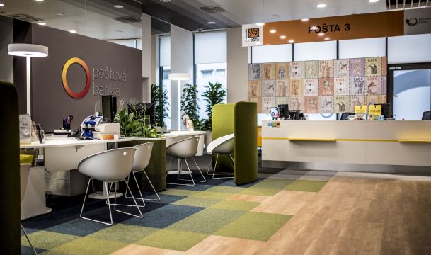Rodinná pobočka Poštovej banky v Pezinku získala víťazstvo v kategórii Najlepší interiér predajného priestoru. V jednom priestore je banka, pošta aj kaviareň. Foto: PB