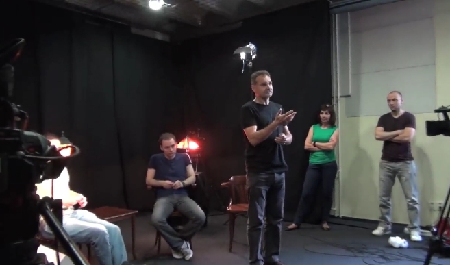 Mário Homolka vysvetľuje redaktorom, ako využívať televízne štúdio.  (Reprofoto video .týždňa) 