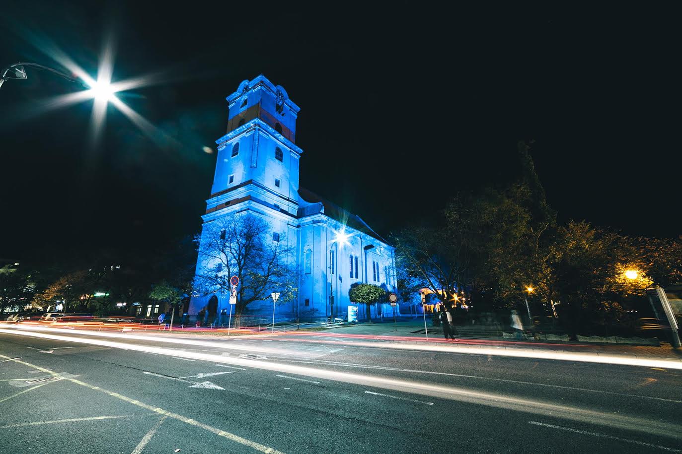 Osvetlený kostol Premenenia pána v Pezinku. Foto: Keis Media Bratislava