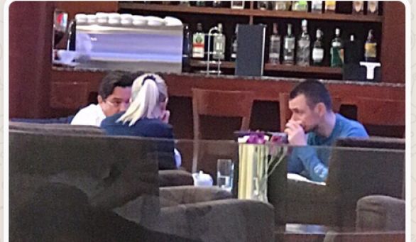 Marián Kočner, Peter Tóth a majiteľka Čistého dňa zachytení na jar 2017 na fotografii Vladimíra Pčolinského