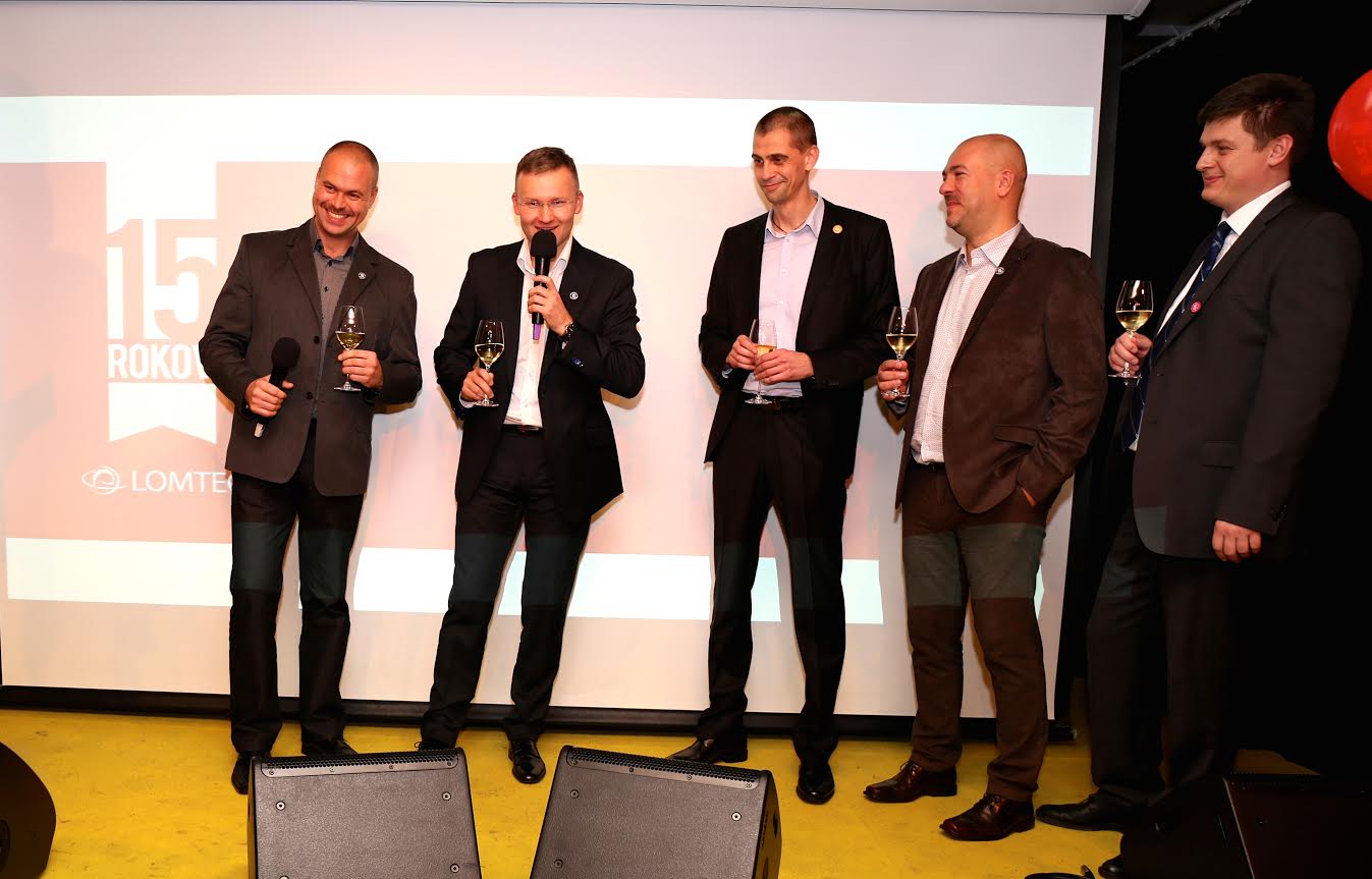  Vedúci tím Lomtec.com. Zľava Martin Grondžák, šéf oddelenia vývoja portálových a e-commerce aplikácií, Miroslav Sedlák, obchodný riaditeľ, Tomáš Koval, marketingový riaditeľ, projektový manažér a partner spoločnosti, Miroslav Licko, výkonný riaditeľ, hlavný architekt a partner spoločnosti, Maxim Shatagin, finančný riaditeľ