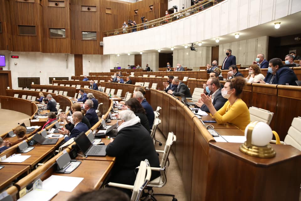 Novinári a verejnosť môžu rokovanie sledovať z parlamentného balkónu. Foto: NR SR