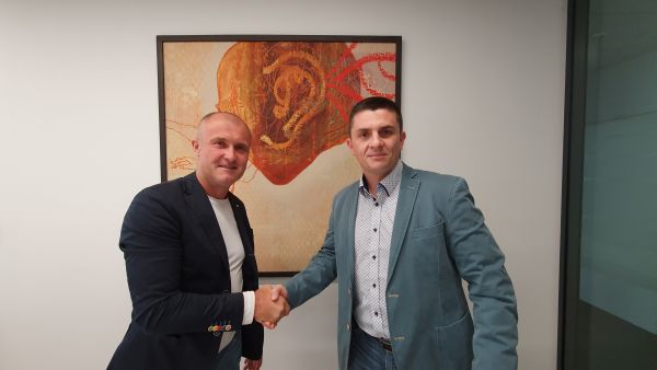 Podpis zmlúvy   Foto: Swan Mobile