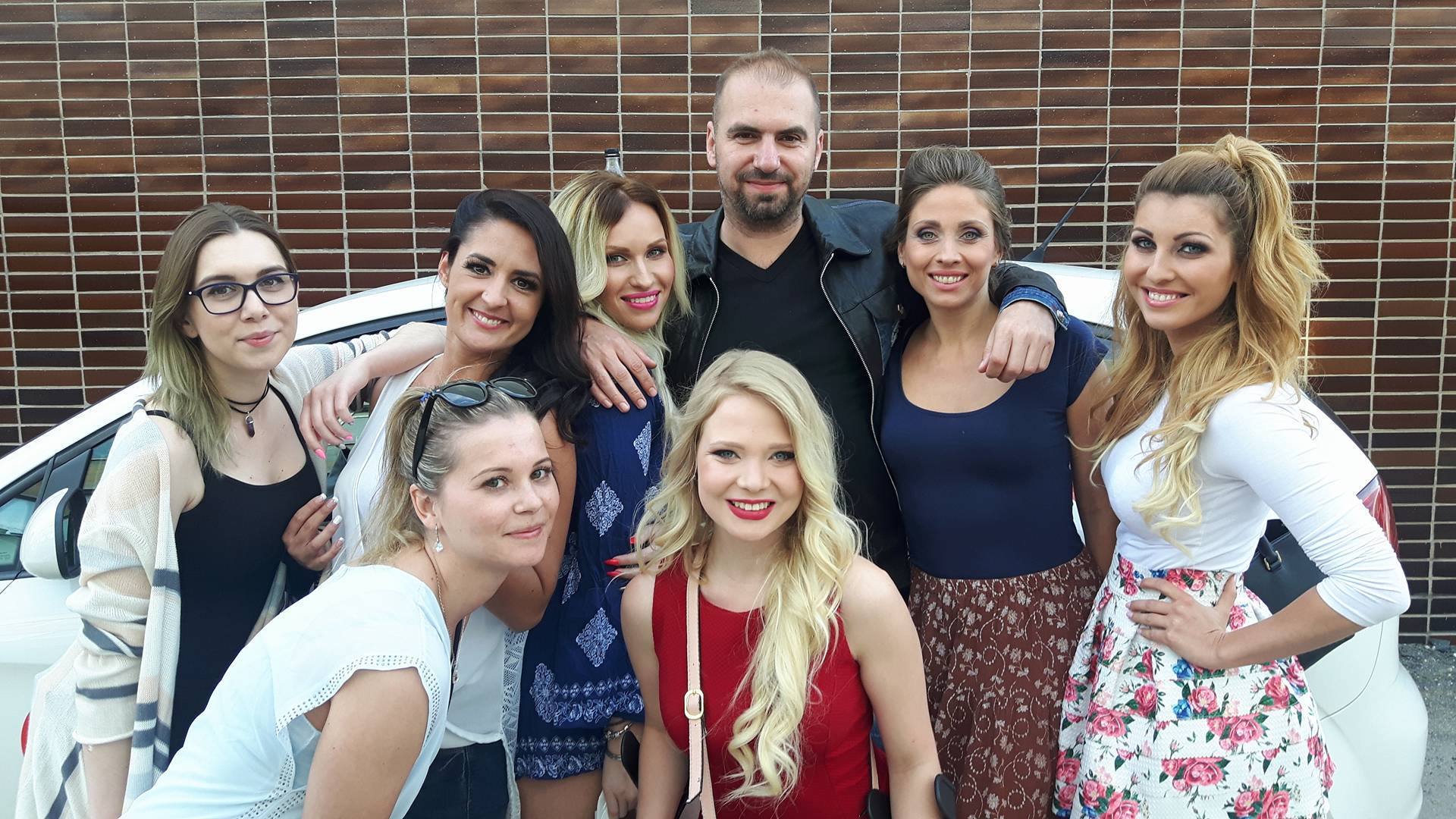 Režisér Tomáš Eibner a "šelmičky" (nazýva súťažiace televízia JOJ) FOTO: JOJ