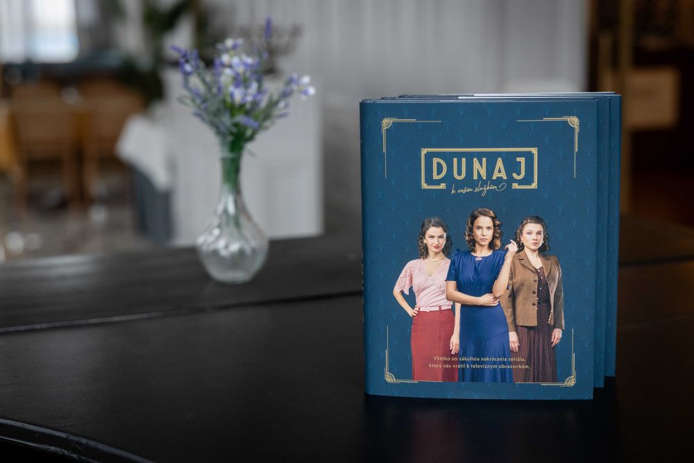 Vy&scaron;la kniha o z&aacute;kulis&iacute; seri&aacute;lu Dunaj aj o tom, ako to v&scaron;etko začalo (FOTO)
