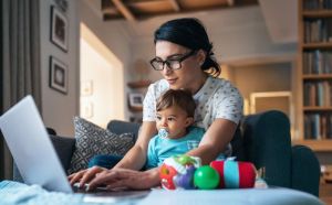 Sto eur mesačne navy&scaron;e? Pre jednorodičov to znamen&aacute; b&yacute;vanie, tepl&eacute; jedlo aj lieky pre ich deti