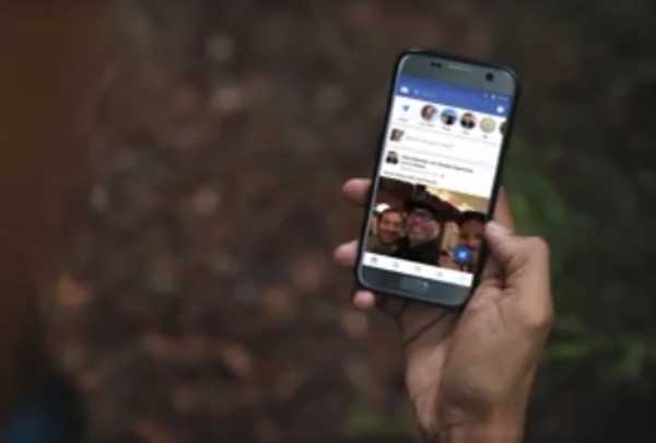 Facebook zak&aacute;že reklamy spojen&eacute; s kryptomenou