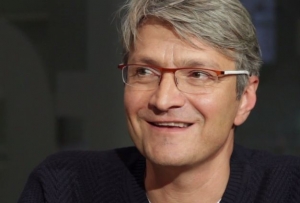 Režis&eacute;r Jan Svěr&aacute;k nat&aacute;ča v Slavoniciach film Po strni&scaron;ti bos