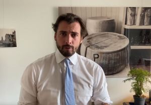 S&uacute;d nariadil politikovi, aby zmazal tweety, v ktor&yacute;ch prirovn&aacute;va neočkovan&yacute;ch k Židom