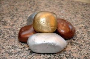 Anticenu Bludn&yacute; balvan dostala p&auml;tica politikov na čele s Babi&scaron;om