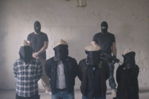 Na nov&yacute; videoklip El&aacute;nu sa pozrie prokurat&uacute;ra, kritizuj&uacute; ho aj Report&eacute;ri bez hran&iacute;c (VIDEO)