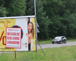 Na mnoh&yacute;ch bilbordoch pribudla nelichotiv&aacute; n&aacute;lepka