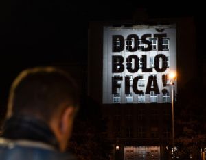 Ministerstvu vn&uacute;tra sa nep&aacute;či n&aacute;pis DOSŤ BOLO FICA! Pod&aacute;va na autora podnet (VIDEO)