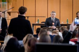 Fico papal&aacute;&scaron;sky priletel do Popradu a tam predviedol, ako pohŕda &scaron;tudentami (VIDEO)