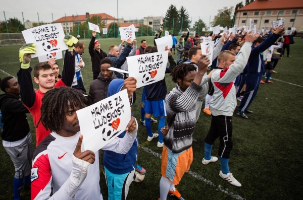 Za ľudskosť hrali utečenci zo S&yacute;rie, men&scaron;iny, cudzinci i v&auml;č&scaron;ina