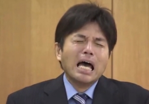 Novin&aacute;ri rozplakali politika. Jeho plač sa &scaron;&iacute;ri internetom