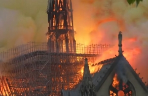 Požiar katedr&aacute;ly vyvolal z&aacute;plavu kon&scaron;pir&aacute;ci&iacute; o tom, kto to sp&ocirc;sobil