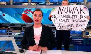 Nemeck&yacute; Die Welt najal rusk&uacute; novin&aacute;rku, ktor&aacute; protestovala v živom vysielan&iacute;