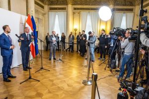 &Scaron;utaj E&scaron;tok je nebezpečn&yacute; pre obyvateľov, chr&aacute;ni mafiu, a preto mus&iacute; na poste ministra skončiť