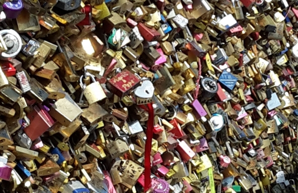 Odporcovia migr&aacute;cie naru&scaron;ili dražbu z&aacute;mkov l&aacute;sky