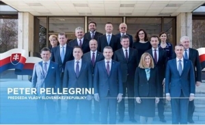 Nov&yacute; premi&eacute;r začal na facebooku s pom&yacute;lenou vlajkou