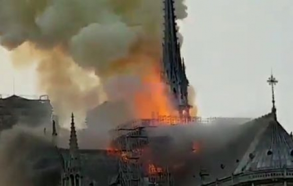 Katedr&aacute;la Notre-Dame hor&iacute;, pri&scaron;la o strechu i vežu