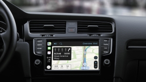 Mobil za volantom bez rizika. Aplik&aacute;cie Android Auto a Apple CarPlay chr&aacute;nia vodičov