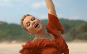 Kylie Minogue l&aacute;ka vo vtipnom videu Britov do svojej vlasti (VIDEO)