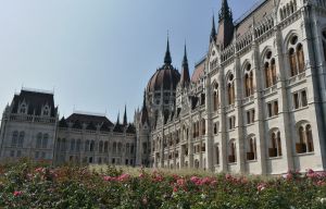 Maďarsk&iacute; z&aacute;konodarcovia sa vyslovili za z&aacute;kaz osvety o sexu&aacute;lnych men&scaron;in&aacute;ch na &scaron;kol&aacute;ch, vo filmoch či v reklame