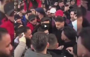 V Berl&iacute;ne sa pobili fan&uacute;&scaron;ikovia dvoch s&uacute;periacich YouTuberov, zasahovalo 100 policajtov (VIDEO)