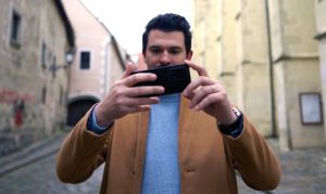 Ako obst&aacute;l fotoapar&aacute;t v telef&oacute;ne za približne 200 eur? HONOR 200 Lite prekvapuje možnosťami, no m&aacute; limity