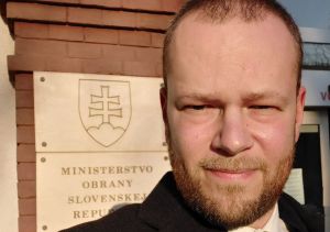 Minister obrany m&aacute; nov&eacute;ho poradcu pre boj s hybridn&yacute;mi hrozbami