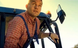 Pellegrinimu za spot, kde hr&aacute; traktoristu, hroz&iacute; pokuta 