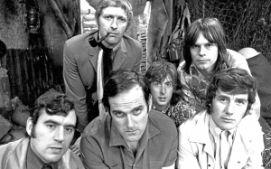 Zomrela hviezda zoskupenia Monty Python, herec Terry Jones (VIDEO)