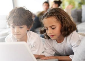 Ako využiť digit&aacute;lne technol&oacute;gie v prospech rozvoja digit&aacute;lnych zručnost&iacute; &scaron;k&ocirc;lkarov?