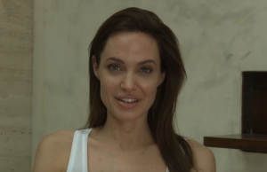 Angelina Jolie pripravuje v BBC rel&aacute;ciu aj o manipul&aacute;ci&aacute;ch (VIDEO)