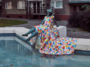 Niekoľko s&ocirc;ch v Bratislave a Prahe niekto v noci obliekol do neobvykl&yacute;ch &scaron;iat