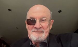 Salman Rushdie prv&yacute;kr&aacute;t od &uacute;toku verejne vyst&uacute;pil, kritizoval prepisovanie zn&aacute;mych kn&iacute;h (VIDEO)
