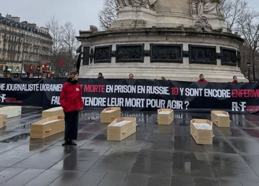 V centre Par&iacute;ža sa objavili rakvy: 19 otvoren&yacute;ch a jedna zavret&aacute; - s vencom a sviečkami (FOTO)