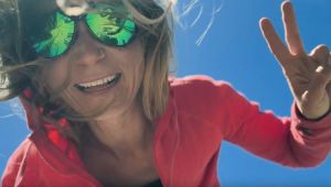 Nad&aacute;cia Slovenskej sporiteľne spustila online kampaň na podporu jednorodičov, tv&aacute;rov je horolezkyňa (VIDEO)