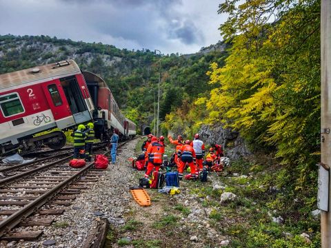 MIMORIADNE: Na v&yacute;chode Slovenska sa zrazili dva r&yacute;chliky. S&uacute; zranen&iacute; (FOTO, VIDEO)