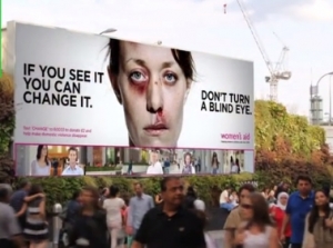 Zvl&aacute;&scaron;tna kampaň, pri ktorej modriny zbitej ženy zahoj&iacute; pozornosť okoloid&uacute;cich