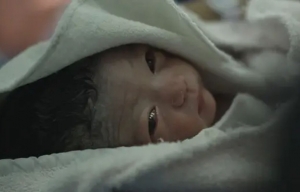 K voľb&aacute;m vyz&yacute;va spot, ukazuj&uacute;ci skutočn&eacute; em&oacute;cie pri p&ocirc;rode (VIDEO)