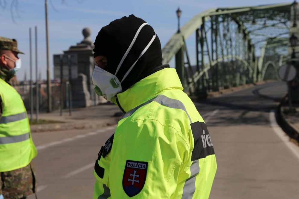 KORONAV&Iacute;RUS: Pol&iacute;cia zverejnila pr&iacute;pady nezodpovedn&yacute;ch Slov&aacute;kov, ktor&yacute;m za &scaron;&iacute;renie n&aacute;kazy hrozia tresty