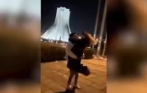 S&uacute;d v Ir&aacute;ne poslal mlad&yacute; p&aacute;r na desať rokov do v&auml;zenia za tanec na ulici (VIDEO)