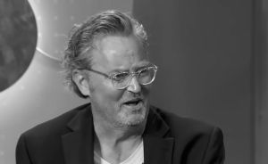Zomrel herec Matthew Perry zn&aacute;my ako Chandler z Priateľov