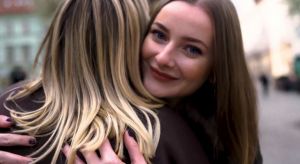 Aj pri priateľoch n&aacute;&scaron; mozog vyplavuje horm&oacute;n l&aacute;sky. Psychologička vysvetľuje, ako n&aacute;m priatelia nahr&aacute;dzaj&uacute; rodinu či romantick&eacute; vzťahy