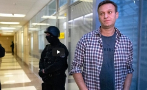 Pol&iacute;cia zadržala opozičn&eacute;ho pred&aacute;ka Alexeja Navaln&eacute;ho za dokument o premi&eacute;rovi